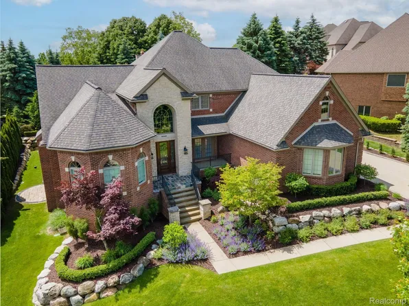 5040 Crystal Creek Ln, Washington, MI 48094