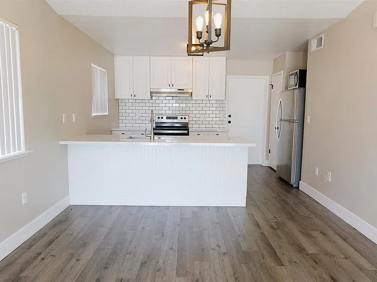 175 N Pollasky Ave #106 — Photo 3