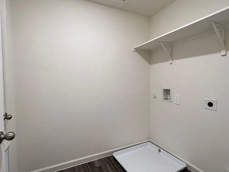 702 Camden Dr — Photo 20
