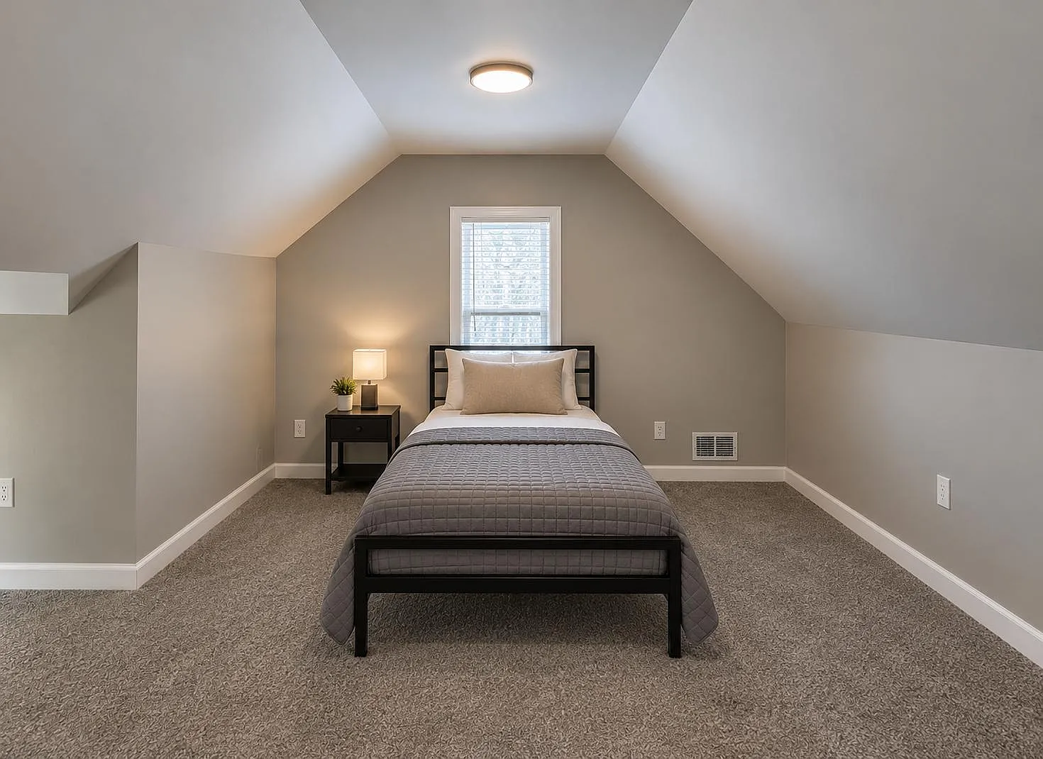 4 bed, 1.5 bath, 1400 sqft, $819 — Photo 1
