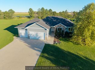 102 Chicadee Cir, Phillips, NE 68865