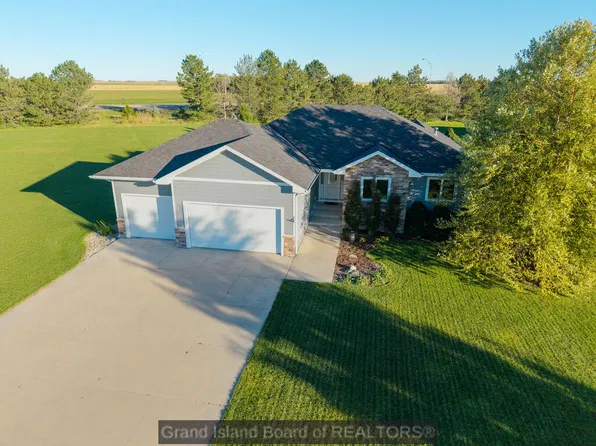 102 Chicadee Cir, Phillips, NE 68865