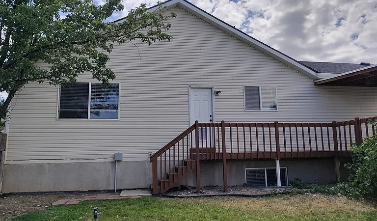 627 E 700 N — Photo 26
