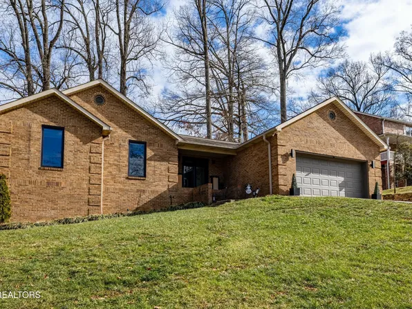 1008 Saint Johns Dr, Maryville, TN 37801