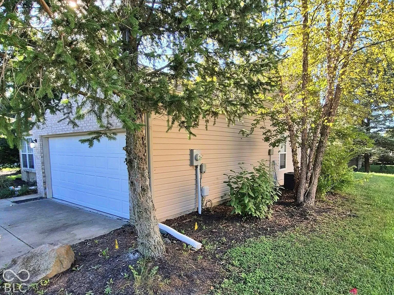 3 bed, 2.0 bath, 1422 sqft, $1,799 — Photo 2