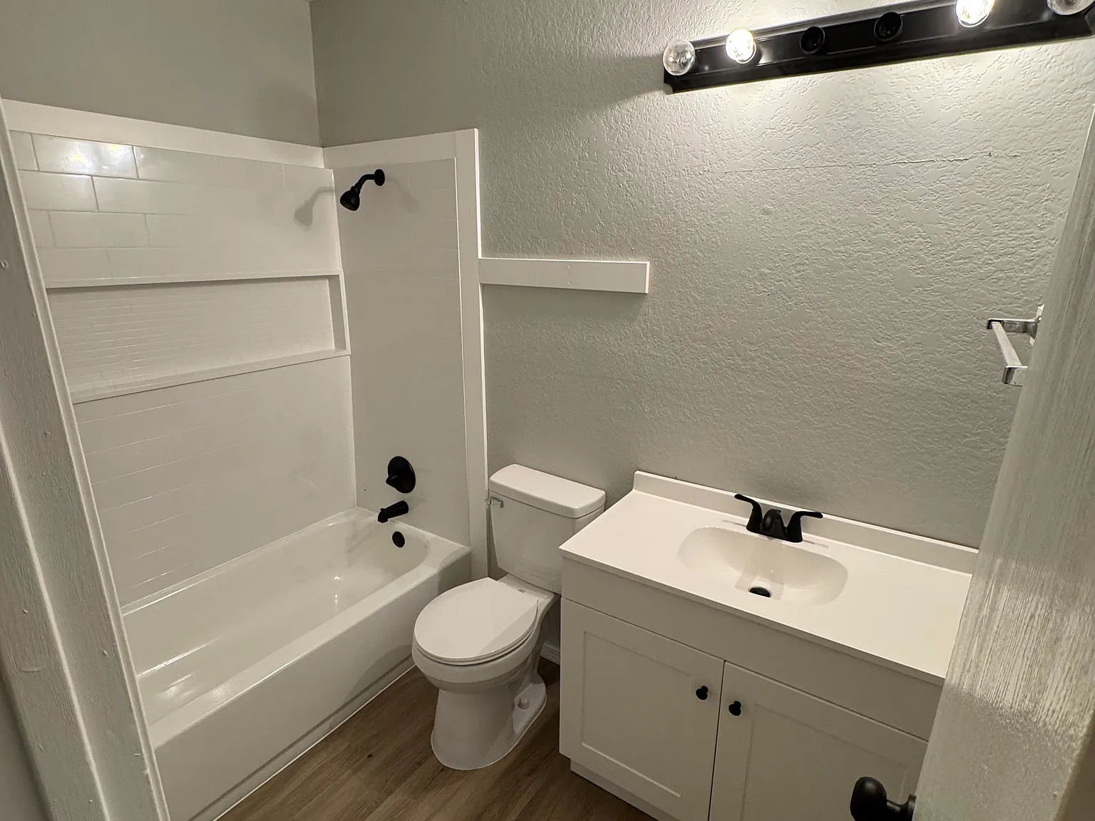 1033 N Narcissus Ave — Photo 4