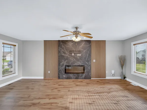 5928 NW 50th St, Johnston, IA 50131