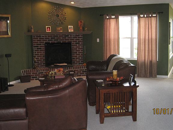 living rm gas brick fireplac