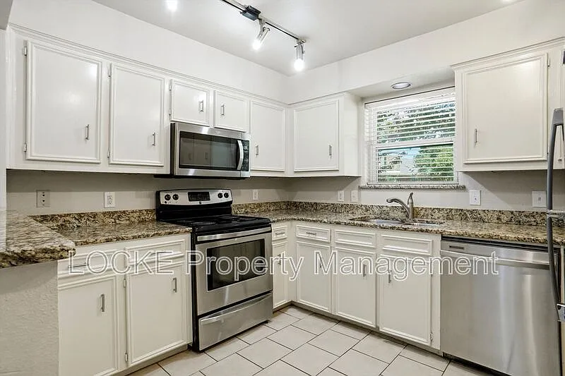 3 bed, 2.5 bath, 1970 sqft, $2,195 — Photo 4