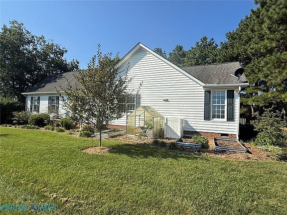 4th image of 118 Old Field Rd