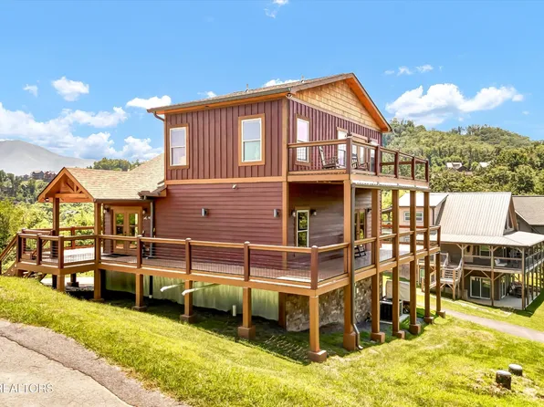809 Wattle Blossom Dr, Gatlinburg, TN 37738