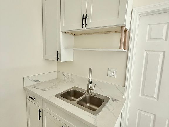 5th image of 143 S Commonwealth Ave Unit 3/4