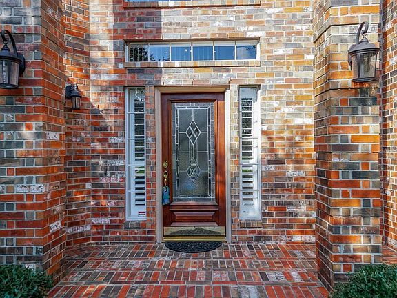Front entry door to this beaitful home.
