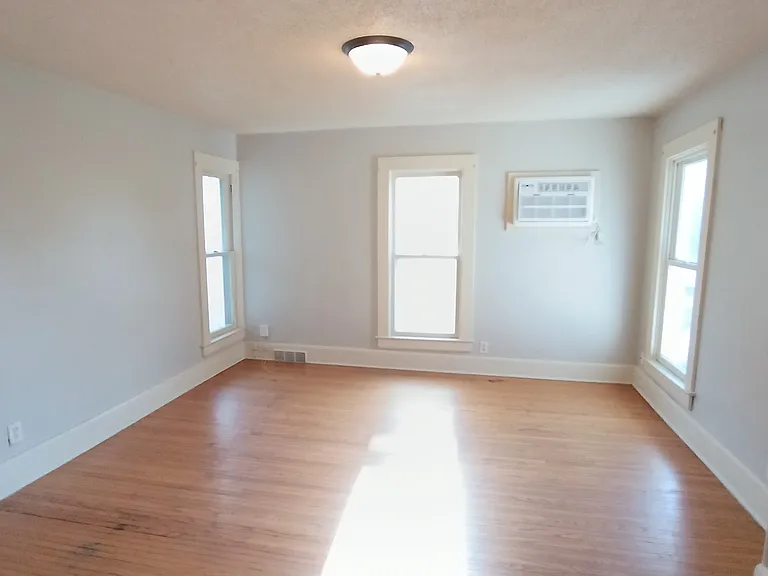 721 E 13th St #4 — Photo 6