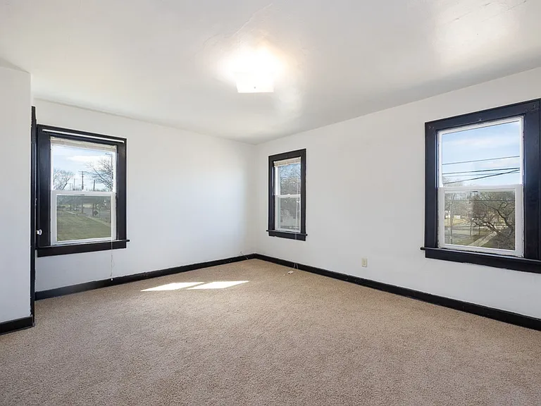 223-225 W Trail St — Photo 24