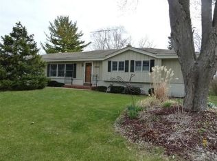 1201 Dorchester Dr, Oconomowoc, WI 53066