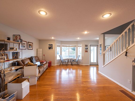 4th image of 2774 E McLoughlin Blvd