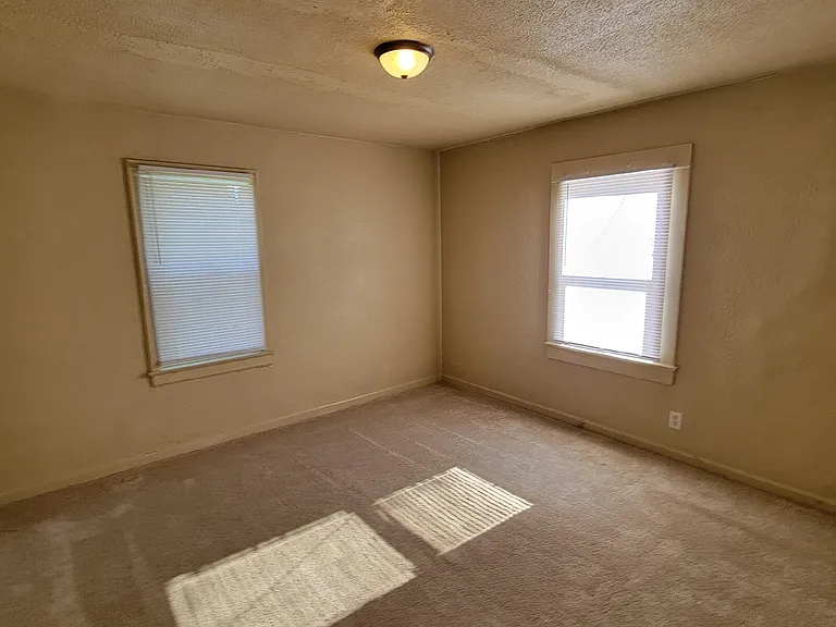 3902 Hoyt Ave — Photo 3