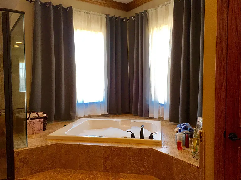 Master bathroom jacuzzi