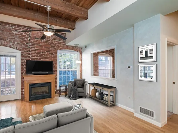 124 College St APT 8, South Hadley, MA 01075