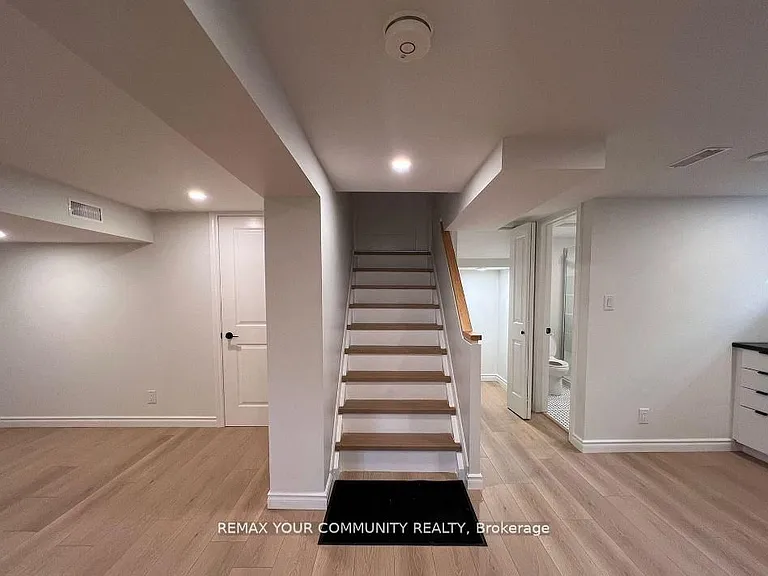 16 Robertsfield Cres — Photo 9