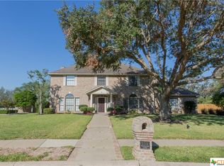 305 Woodlands Ln, Victoria, TX 77904