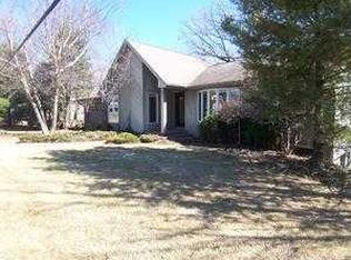 100 Palisades Ln, Oakwood Hills, IL 60013