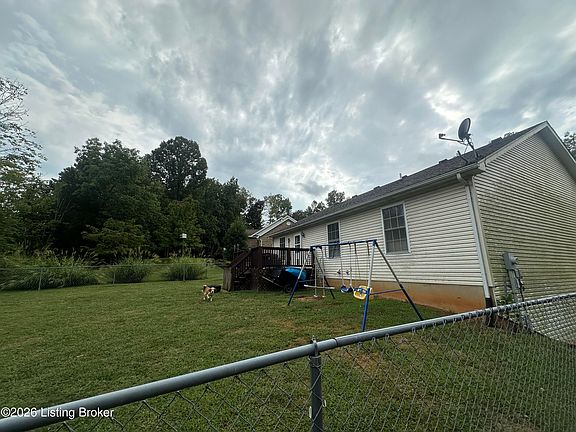 4th image of 315 Catbird Rd