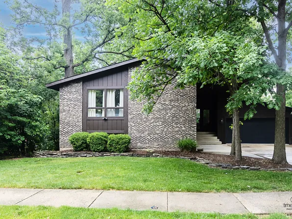 3130 Scenicwood Ln, Woodridge, IL 60517