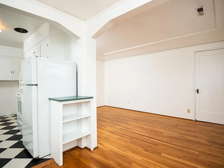 2211 NE Pacific St — Photo 14