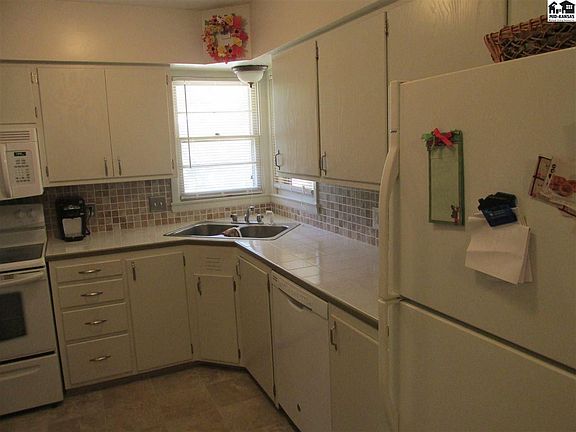 4th image of 50 Faircrest Dr