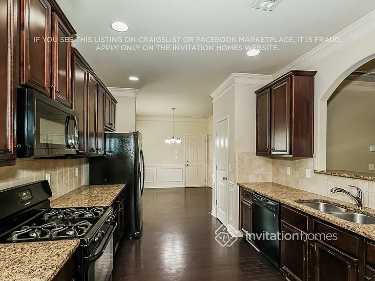 3911 Lake Manor Way — Photo 9