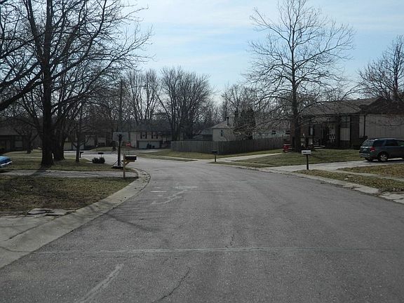 4th image of 800 NW Camelot Pl