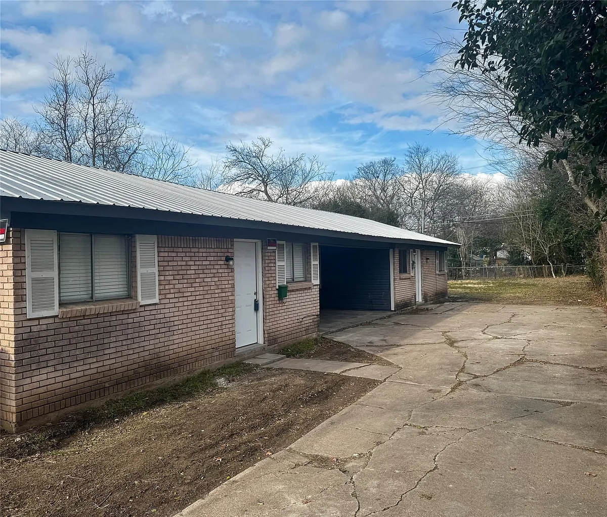 Building Photo - 202 W North Loop Blvd #B