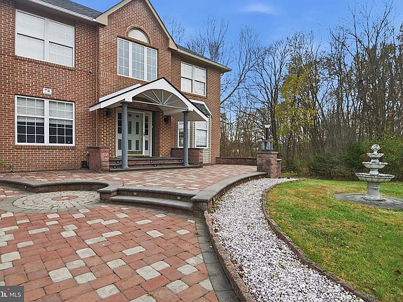 3rd image of 21 E Moyer Dr