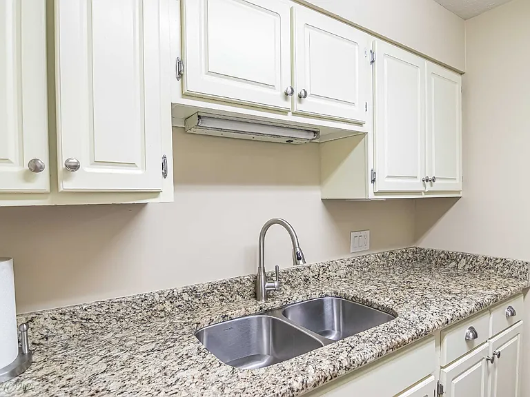 103 E Lockhaven Dr #E — Photo 17