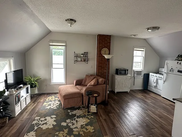 605 N Market St — Photo 2