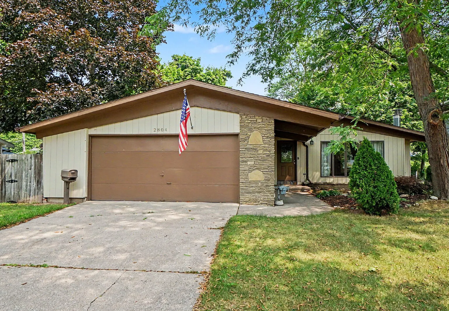 3 bed, 1.5 bath, 1121 sqft, $1,650 — Photo 1