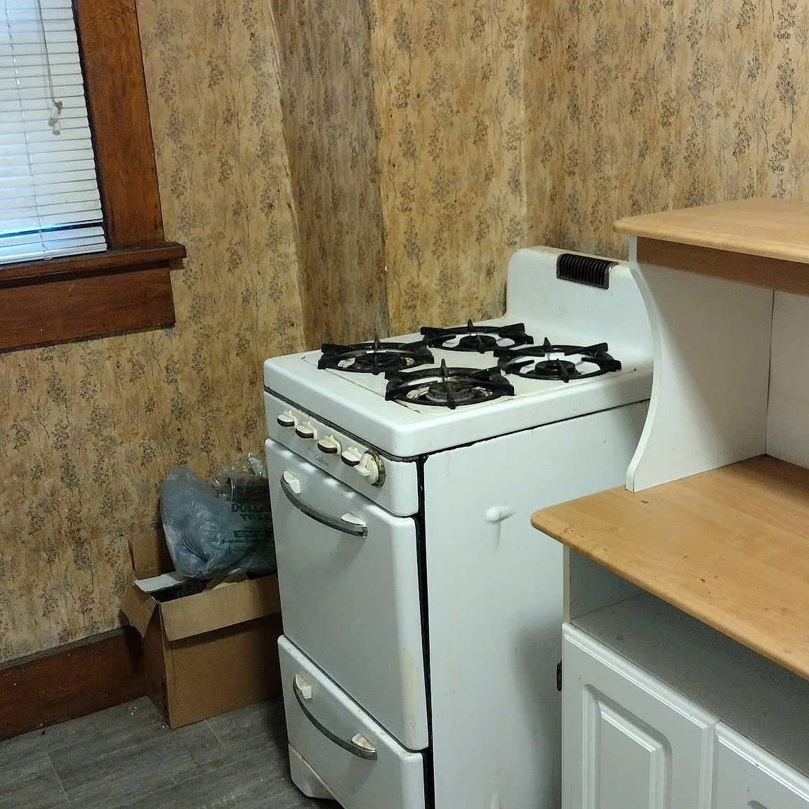 Charming 2 Bed, 1.5 Bath Single Family Home in Saint Joseph, MO — Photo 3