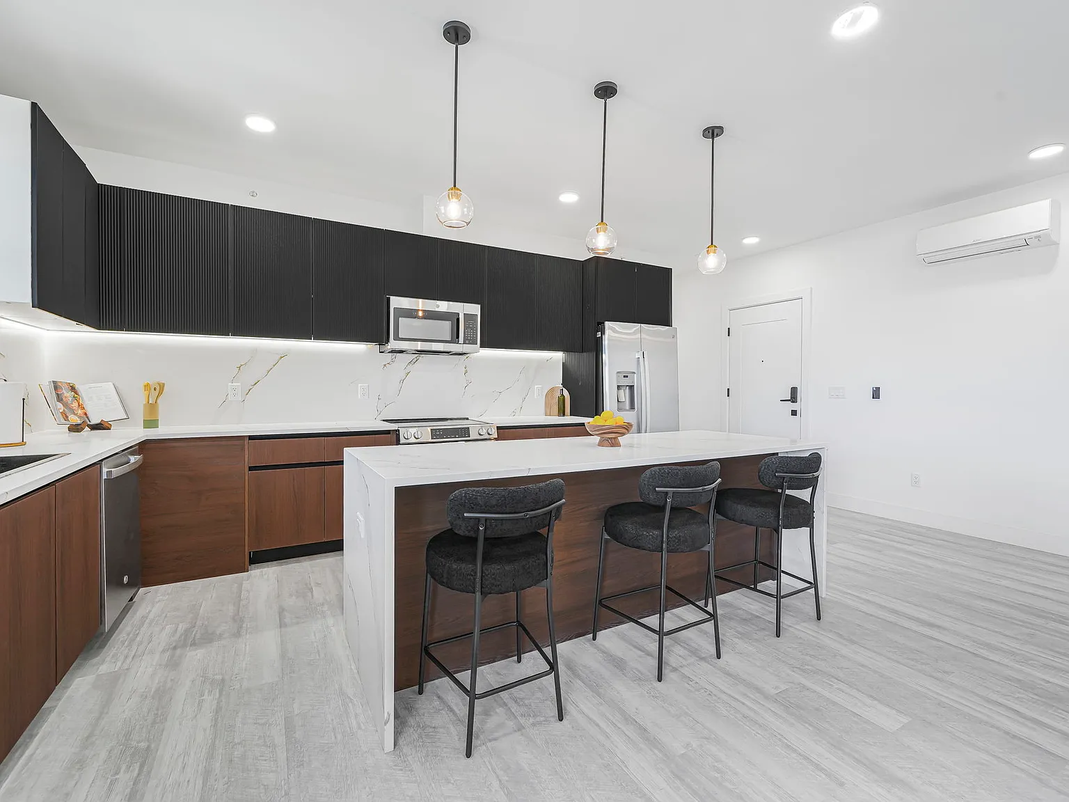 2 bed, 1015 sqft, $3,150 — Photo 2