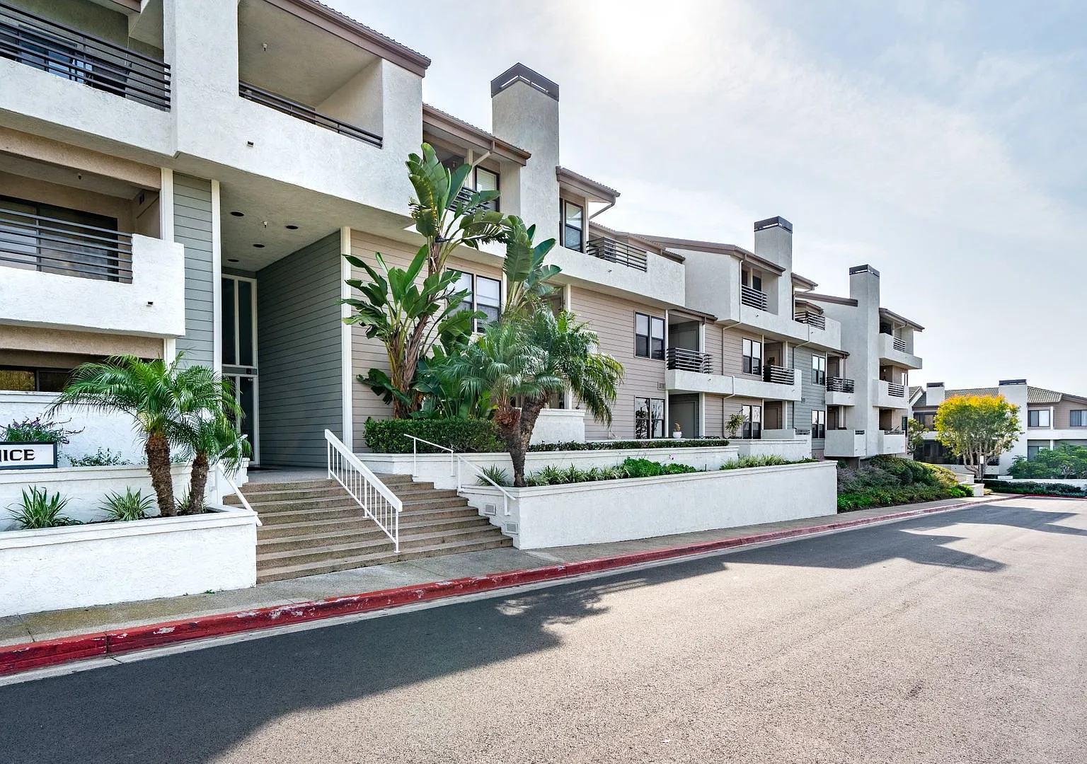 Spacious 2 BD/ 2 BA Villa Balboa Condo — Photo 2