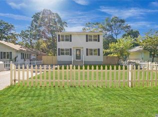 96 Brushwood Dr, Shirley, NY 11967