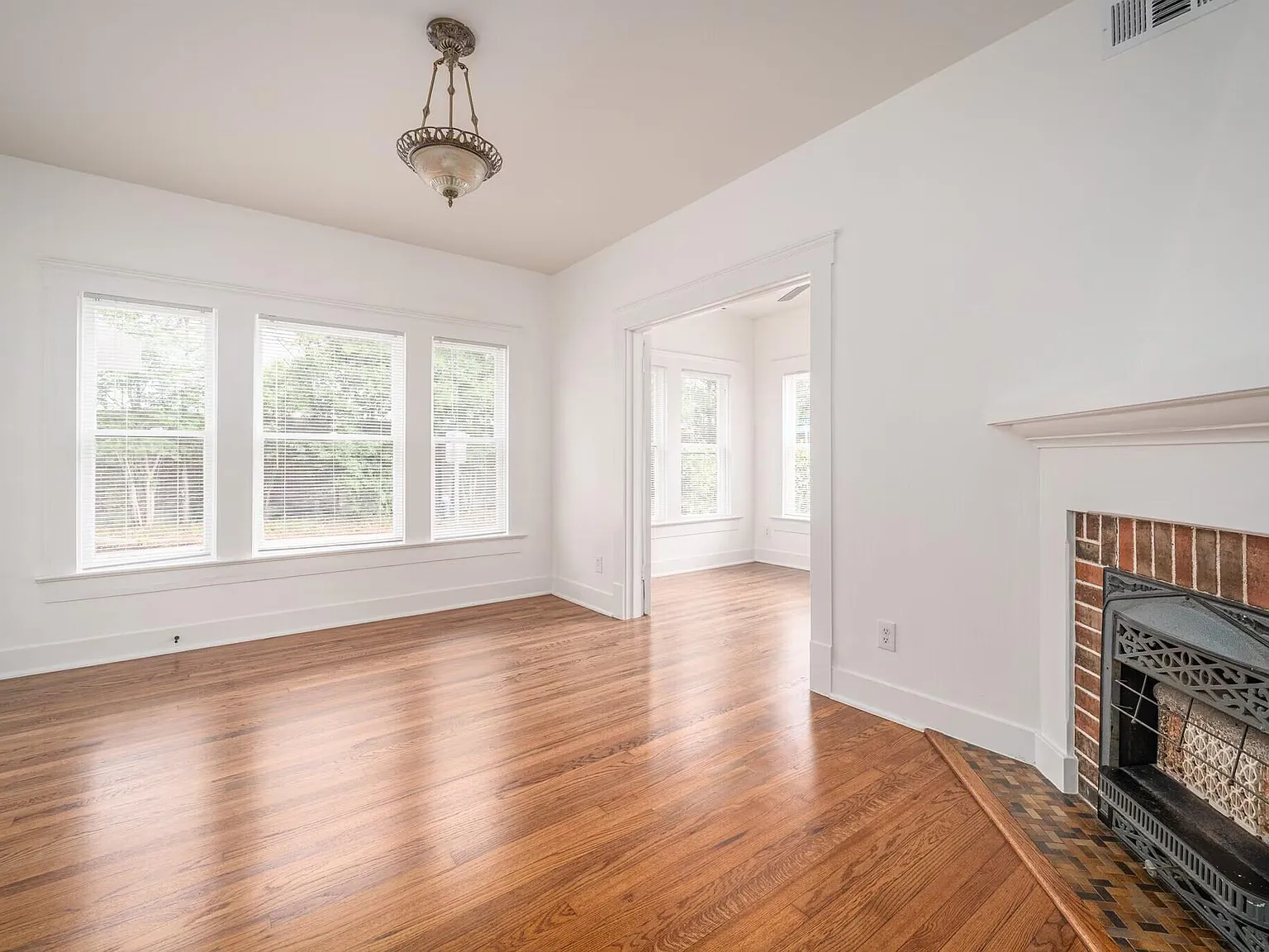 2 bed, 1.0 bath, 712 sqft, $1,600 — Photo 2