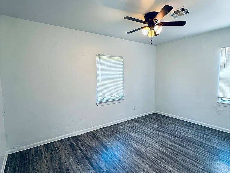 326 E Harmon Dr — Photo 10