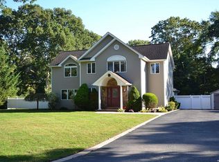 12 Park Ave, Saint James, NY 11780