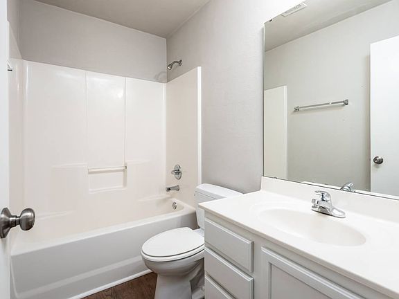 4th image of 710 Fountain View Dr