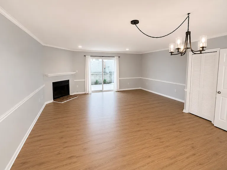 408 Bainbridge Ct — Photo 4