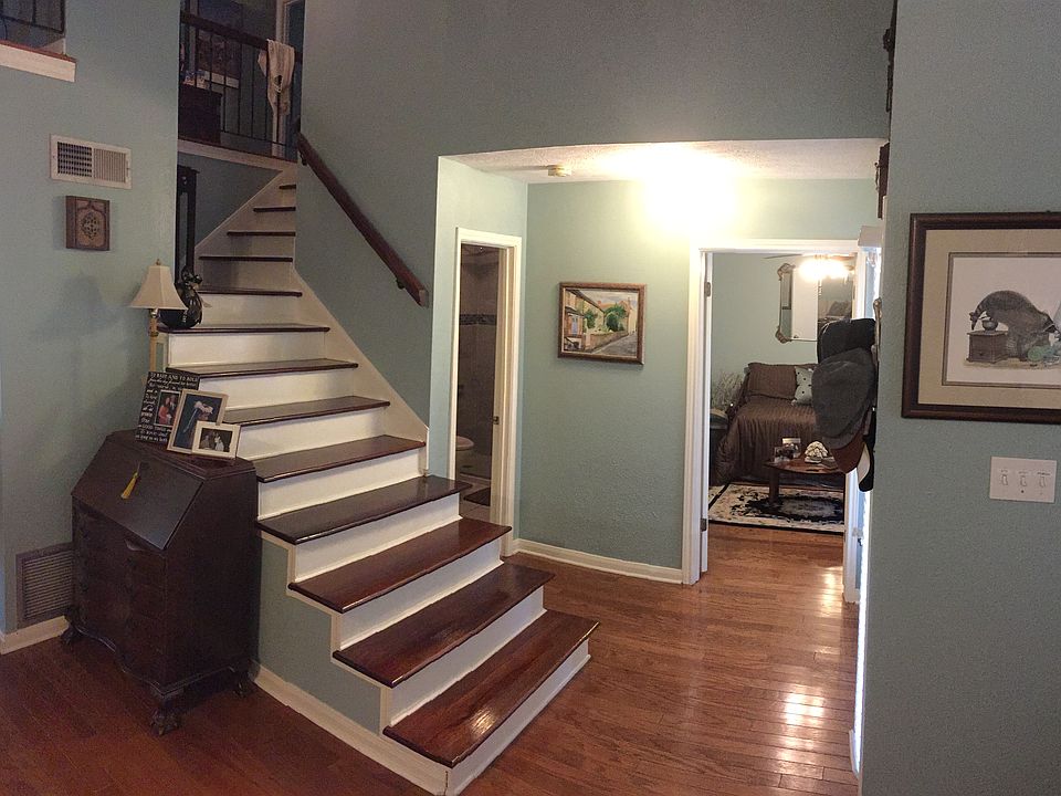 Foyer & Stairs