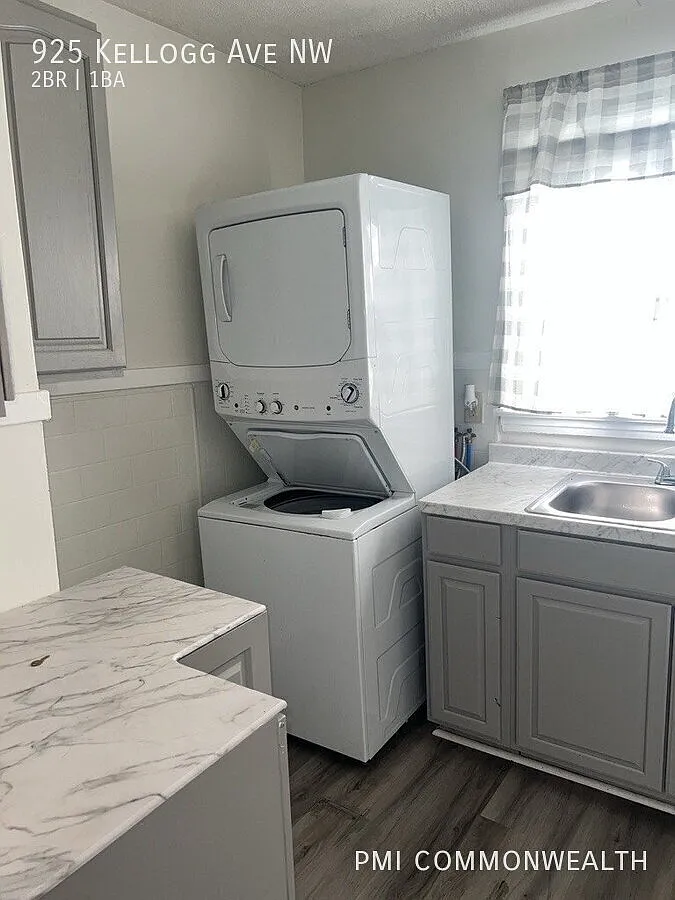 2 Bed / 1 Bath Single Family (Available 9/10/26) — Photo 3