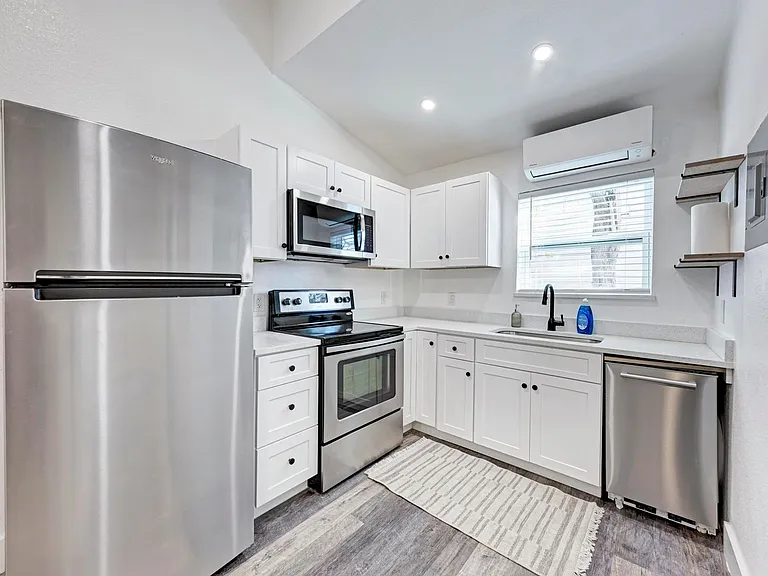 2302 Leon St #6 — Photo 9